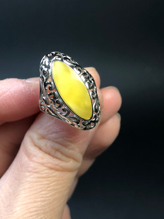 Baltic Natural Yellow Amber Vintage 925 Sterling Silver Ring 

✨Marquise inlay（horse eye inlay), hollow retro Vintage style✨

Weight: 3.9g
Inner Circumference:About 51.8-52mm
US Size 6